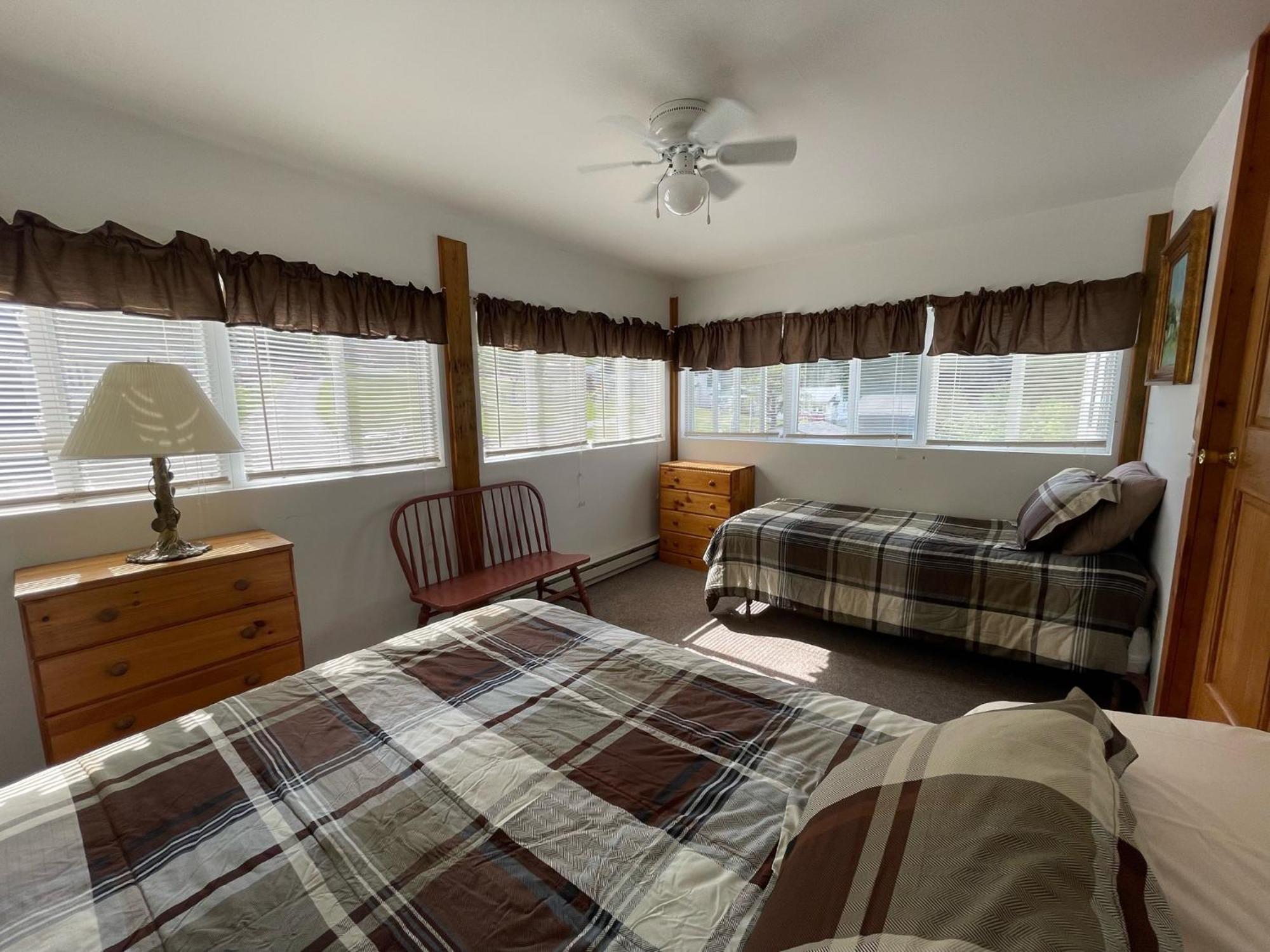 Hill View Motel And Cottages Lake George Room photo