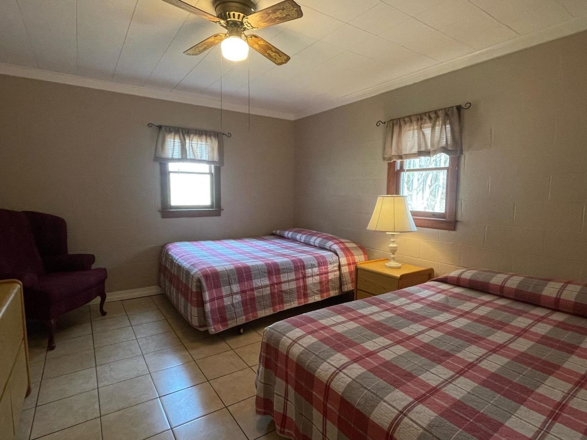 Hill View Motel And Cottages Lake George Room photo