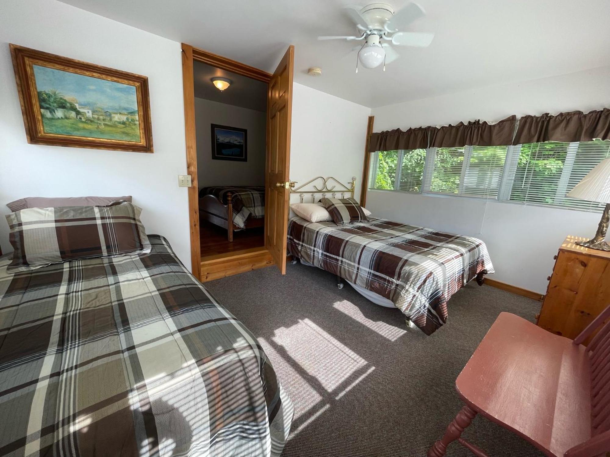 Hill View Motel And Cottages Lake George Room photo